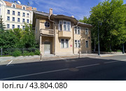 Особняк писателя С.Д. Мстиславского. Москва, Гагаринский переулок, 8А. Солнечный день в июле. (2024 год). Стоковое фото, фотограф Сергей Рыбин / Фотобанк Лори