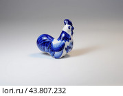Русские народные промыслы. Гжель. Фигурка Петух. Редакционное фото, фотограф Татьяна Костенко / Фотобанк Лори
