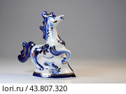 Русские народные промыслы. Гжель. Фигурка Лошадь (Конь) крупным планом. Редакционное фото, фотограф Татьяна Костенко / Фотобанк Лори