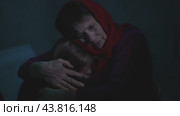 Woman hugs a little girl in a bomb shelter. Стоковое видео, видеограф Илья Шаматура / Фотобанк Лори