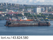 Плавучий док в Кольском заливе июльским днем. Мурманск (2024 год). Редакционное фото, фотограф Виктор Карасев / Фотобанк Лори