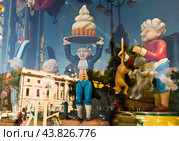 Витрина дома торгового товарищества «Братья Елисеевы» (Елисеевский магазин). Невский проспект. Санкт-Петербург. Россия (2024 год). Редакционное фото, фотограф E. O. / Фотобанк Лори