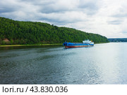 Порожний сухогруз движется вниз по течению. Волга. Россия. Стоковое фото, фотограф Александр Романов / Фотобанк Лори