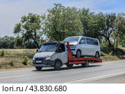 Tow truck transports a minibus along a country road. Стоковое фото, фотограф Юрий Бизгаймер / Фотобанк Лори