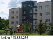 Новый многоквартирный дом, детская площадка, ЖК Болтино (2024 год). Редакционное фото, фотограф MК / Фотобанк Лори