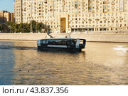 Электрический речной трамвай осуществляет регулярный маршрут по реке Москве (2024 год). Редакционное фото, фотограф Viktoriya S. / Фотобанк Лори