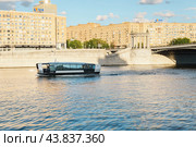 Электрический речной трамвай плывет по реке Москве рядом с Бородинским мостом, г. Москва. (2024 год). Редакционное фото, фотограф Viktoriya S. / Фотобанк Лори