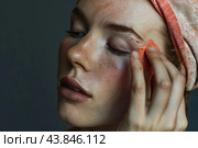 Makeup artist applying color corrector on model face, beauty and fashion photography. Стоковое AI-изображение, AI-художник Иван Рябоконь / Фотобанк Лори