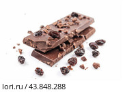 Broken dark chocolate bar with raisins on white background. Стоковое AI-изображение, AI-художник Иван Рябоконь / Фотобанк Лори