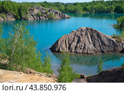 Озеро с лазурной водой в природно-антропогенном комплексе Кондуки (Романцевские горы). Тульская область (2024 год). Стоковое фото, фотограф Анна Карасева / Фотобанк Лори