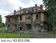 Полуразрушенный дом. Город Туринск, улица Спорта, дом 6 (2024 год). Стоковое фото, фотограф Алексей Иванов / Фотобанк Лори