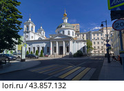 Храм Успения Пресвятой Богородицы на Могильцах. Москва, Большой Власьевский переулок, дом 2/2. Вид из Большого Лёвшинского переулка. Солнечный день в июле. (2024 год). Редакционное фото, фотограф Сергей Рыбин / Фотобанк Лори