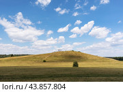 ЛИПЕЦКАЯ ОБЛАСТЬ, РОССИЯ - 27 июля 2024 г.: Парк Кудыкина гора с видом на гору Дружбы с туристами поднимающимися на вершину. Редакционное фото, фотограф Сергей Чайко / Фотобанк Лори
