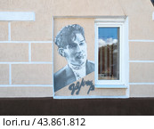 Граффити портрет И.И. Макарова на МБУК.  Ряжская центральная библиотека имени И.И.Макарова (2024 год). Редакционное фото, фотограф Владимир Макеев / Фотобанк Лори