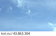 Two Airplanes Flying Parallel Over City with Blue Sky. Стоковое видео, видеограф Поскребышев Михаил / Фотобанк Лори