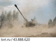 Выстрел сау, мста-с. Самоходная артиллерийская установка в пыли. Гаубица 2С19М2 (2019 год). Редакционное фото, фотограф Евгений Зимин / Фотобанк Лори