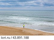 Morning run along the sea. One man runs along the wet sand along the surf line. Стоковое фото, фотограф Лариса Гордеева / Фотобанк Лори
