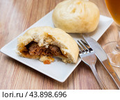 Whole and half of pan chino buns with minced meat on plate - traditional Asian baozi. Стоковое фото, фотограф Яков Филимонов / Фотобанк Лори