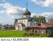 Город Юрьев-Польский, улица 1-го Мая, 1а. Георгиевский собор (собор Георгия Победоносца) посреди частной городской застройки. Владимирская область, Россия (2020 год). Стоковое фото, фотограф Наталья Николаева / Фотобанк Лори