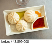 There is portion of pan chino buns with minced meat on plate - traditional Asian baozi. Стоковое фото, фотограф Яков Филимонов / Фотобанк Лори