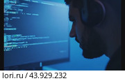 Focused male programmer debugging code in modern workspace. Стоковое AI-видео, аниматор Данил Руденко / Фотобанк Лори