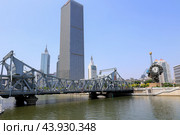 Jiefang Bridge - разводной мост на реке Хайхэ в г.Тяньцзин, Китай (2024 год). Редакционное фото, фотограф Римма Тельнова / Фотобанк Лори