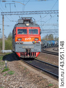 Элетровоз ВЛ-80с-832  с грузовым поездом солнечным апрельским днем. Вид спереди (2023 год). Редакционное фото, фотограф Виктор Карасев / Фотобанк Лори