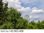 Город Красноярск. Колесо обозрения (2024 год). Стоковое фото, фотограф Александр Тараканов / Фотобанк Лори