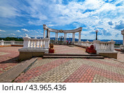 Город Красноярск. Культурно-досуговый центр с пешеходным мостом. Улица Дубровинского дом 45А (2024 год). Редакционное фото, фотограф Александр Тараканов / Фотобанк Лори