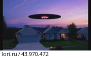 Mysterious ufo hovers over suburban area at twilight with glowing lights. Стоковое AI-видео, аниматор Данил Руденко / Фотобанк Лори