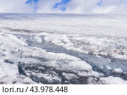 Streams of water on the surface of a melting high-mountain glacier. Стоковое фото, фотограф Евгений Харитонов / Фотобанк Лори