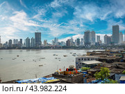 Views of slums on the shores of Mumbai, India against the backdrop of skyscrapers under construction (2019 год). Стоковое фото, фотограф Андрей Армягов / Фотобанк Лори