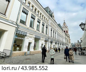 Москва, Никольская улица, дом 7-9, строение 4. Торговые ряды Заиконоспасского монастыря, 1895–1897 гг постройки. Редакционное фото, фотограф Овчинникова Ирина / Фотобанк Лори