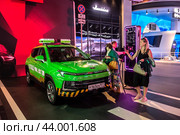Электрический кроссовер «Москвич-3 е» Центра организации дорожного движения (ЦОДД) на выставке «Станция Манеж. Московский транспорт — 2030»./ Russian electric crossover "Moskvich-3 e" of the Traffic Management Center at the exhibition "Manege Station. Moscow Transport - 2030". (2024 год). Редакционное фото, фотограф Iva Noel / Фотобанк Лори
