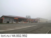 Туманное утро на площади Карла Маркса в городе Талдом. Московская область, Россия (2024 год). Редакционное фото, фотограф Елена Коромыслова / Фотобанк Лори