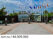 Аллея городов-побратимов. Город Иркутск (2024 год). Редакционное фото, фотограф Александр Тараканов / Фотобанк Лори