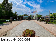 Аллея городов-побратимов. Город Иркутск (2024 год). Редакционное фото, фотограф Александр Тараканов / Фотобанк Лори