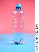 A water bottle on a red blue background. Стоковое фото, фотограф Ярославский Максим / Фотобанк Лори