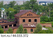 Здание доменного цеха (фрагмент).  Комплекс сооружений Сысертского завода, Свердловская область (2024 год). Стоковое фото, фотограф Алексей Иванов / Фотобанк Лори