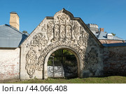 Белокаменные ворота Феодоровского городка. Декоративная резьба по старицкому камню. Крупный план. Санкт-Петербург. Пушкин (Царское село) (2017 год). Редакционное фото, фотограф Ольга Визави / Фотобанк Лори