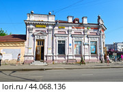 Старинное здание аптеки. Город Иркутск. Улица Дзержинского, дом 34 (2024 год). Редакционное фото, фотограф Александр Тараканов / Фотобанк Лори