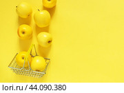 Спелые желтые яблоки падают в корзину для покупок. Стоковое фото, фотограф Viktoriya S. / Фотобанк Лори