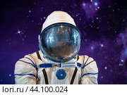 Шлем космического скафандра Сокол КВ-2 летчика-космонавта Сергея Рязанского. Экспонат Парка покорителей космоса. Саратовская область (2024 год). Редакционное фото, фотограф Виктор Карасев / Фотобанк Лори