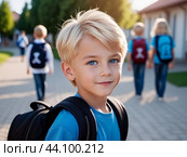 Первое сентября, мальчик с портфелем идёт в школу | On September 1st, a boy with a school bag goes to school. Стоковое фото, фотограф Данил Рыбаков / Фотобанк Лори