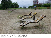 Лежаки на пляже "Бабьи Пески" с ненастную погоду, город Курган (2024 год). Редакционное фото, фотограф Алексей Иванов / Фотобанк Лори