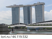 Сингапур. Бухта Марина-бэй и гостиница Marina Bay Sands (2016 год). Редакционное фото, фотограф Ларионов Михаил / Фотобанк Лори