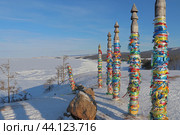 Зимний Ольхон, скала Шаманка, столбы сэргэ (2021 год). Стоковое фото, фотограф Елизавета Атаманова / Фотобанк Лори