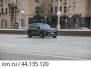 EV crossover SUV Lixiang L9 driving in motion blur on city streets. Редакционное фото, фотограф Константин Григорьев / Фотобанк Лори