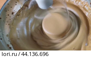 Процесс взбивания кофе с сахаром и водой в пену. Стоковое видео, видеограф Краснова Ирина / Фотобанк Лори