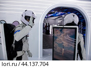 Аниматоры в костюмах космонавтов на территории выставки, посвященной столичной промышленности, в Экспоцентре на форуме-фестивале "Территория будущего. Москва 2030" в городе Москве, Россия (2024 год). Редакционное фото, фотограф Николай Винокуров / Фотобанк Лори